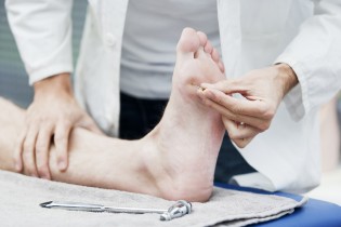Sensibilitätstest bei einem Fuß
