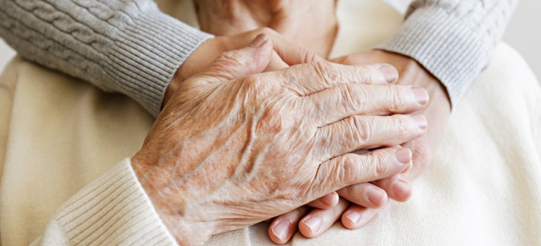 Eine Hand liegt auf der anderen Hand